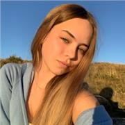 Profesora de matemáticas, física y química. Titulada en bachillerato de la salud con una media de 9’2